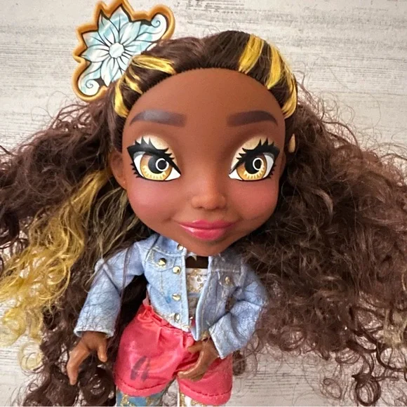 Just Play Art Squad VANNAH 10-inch Doll with Shoes - Picture 2 of 4